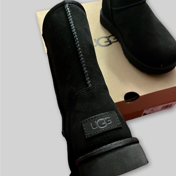 UGG W Classic Short II Black Boots - Picture 1 of 4